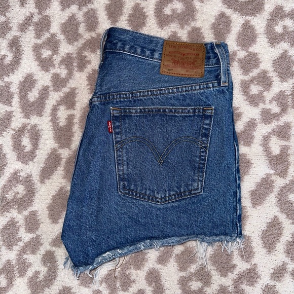 Levi’s 501 Shorts - Picture 3 of 5